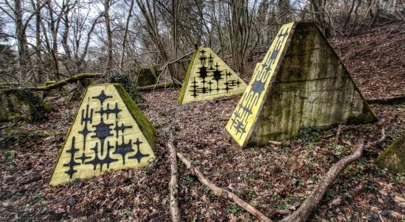 Westwall - Panzersperre bei Saarbrücken - Drachenzähne im Almet Westwall - Panzersperre bei Saarbrücken - Drachenzähne im Almet