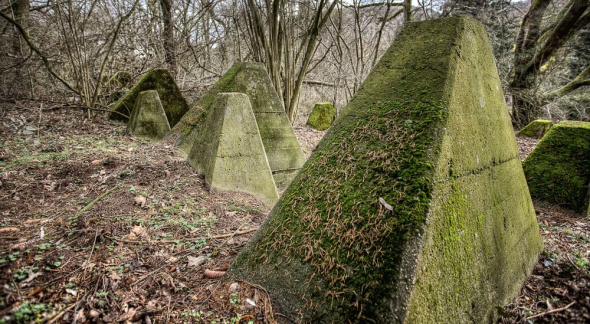 Westwall - Panzersperre bei Saarbrücken - Drachenzähne im Almet Westwall - Panzersperre bei Saarbrücken - Drachenzähne im Almet