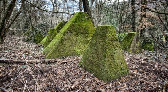 Westwall - Panzersperre bei Saarbrücken - Drachenzähne im Almet Westwall - Panzersperre bei Saarbrücken - Drachenzähne im Almet