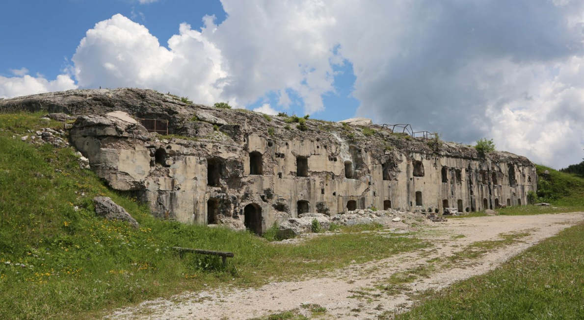 © federicofoto /123RF.com | Festung Sommo - Festung von Österreich-Ungarn - erbaut vor dem Ersten Weltkrieg 