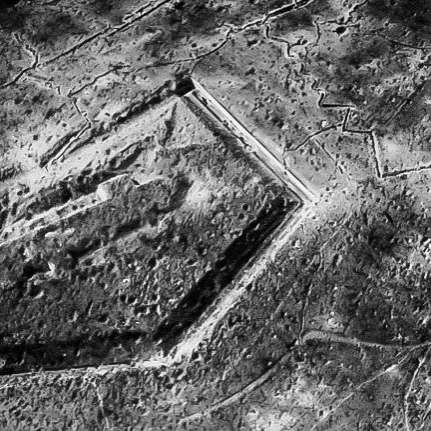 Erster Weltkrieg - Verdun - Fort Douaumont - Fliegeraufnahme vom Fort Douaumont und dem Dorf Douaumont vom 25. Februar 1916 