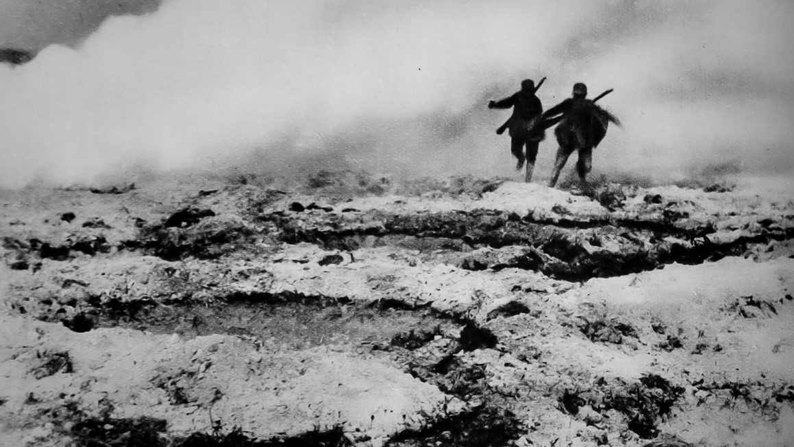 Erster Weltkrieg - Westfront - deutsche Soldaten stürmen durch das Niemandsland | Quelle: Kameraden im Westen - Ein Bericht in 221 Bildern, Societäts-Verlag, Frankfurt am Main, 1930