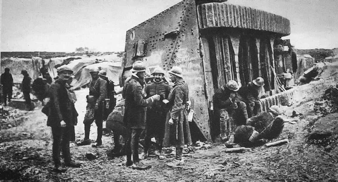 Westfront 1917 - umgekippter deutscher Panzer A7V nach der Schlacht - Erster Weltkrieg | Quelle: Historische Postkarte