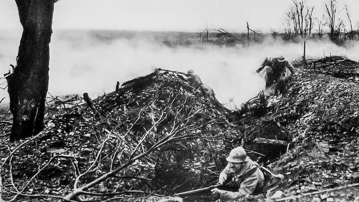 Schlacht um Verdun - 1916 - französische Soldaten beim Sturmangriff - Erster Weltkrieg - Westfront | Quelle: Postkartenserie "Les Combats du Bois des Caures", Frankreich