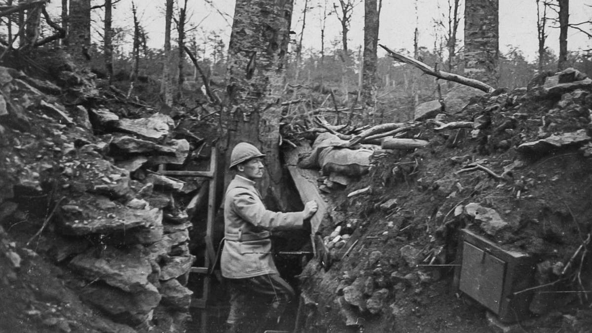Erster Weltkrieg - Schlacht von Verdun - 1916 - französischer Offizier inspiziert die Front | Quelle: Historische Feldpostkarte aus Frankreich