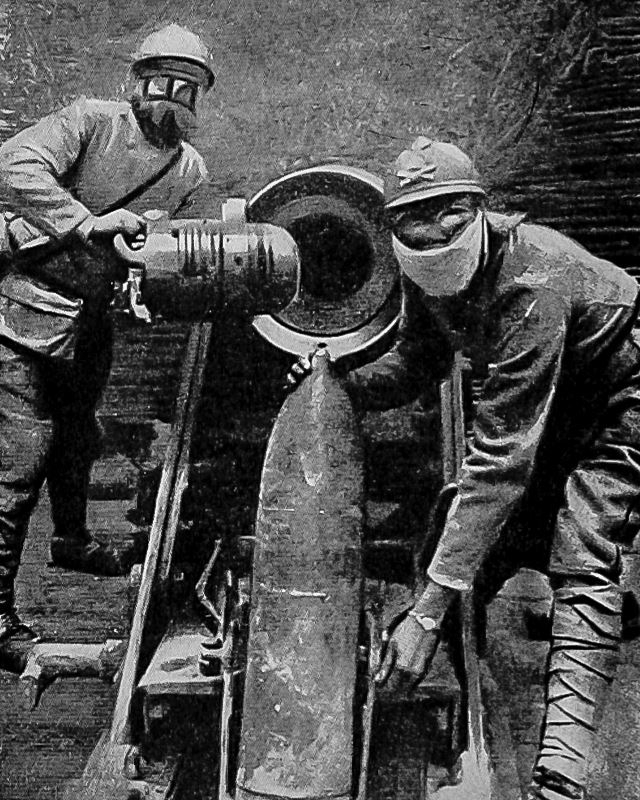 Erster Weltkrieg - französische Soldaten mit einer Gifgasgranate kurz vor dem Abschuss | Quelle: Der Weltkrieg in Bildern und Dokumenten von Dr. Hans F. Helmolt, Dritte Folge, Johannes M. Meulenhoff V
