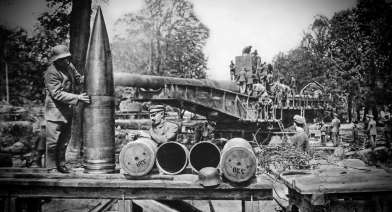 Erster Weltkrieg: Deutsches Eisenbahngeschütz "Langer Max" vor dem Einsatz 