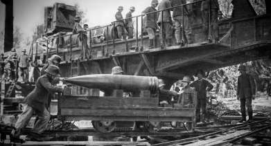 Erster Weltkrieg - das 38-cm-Geschütz wird geladen. 