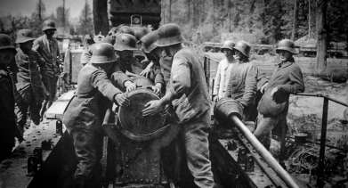 Erster Weltkrieg - eine 38-cm-Granate wird in das Rohr eines Eisenbahngeschützes eingeführt