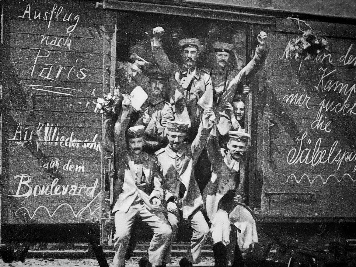 1914 - junge deutsche Soldaten fahrend jubelnd zu den Schlachtfeldern in Frankreich | Quelle: Kameraden im Westen - Ein Bericht in 221 Bildern, Societäts-Verlag, Frankfurt am Main 1930