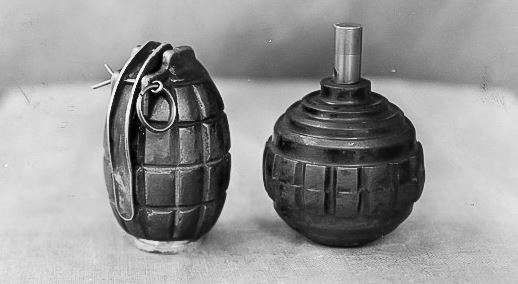 Quelle: Historische Postkarte - Erster Weltkrieg: eine deutsche und englische Handgranate 