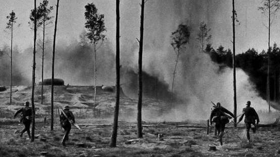 Deutsches Propaganda-Material: Historische Postkarte - Soldaten beim Sturm auf ein Panzerwerk