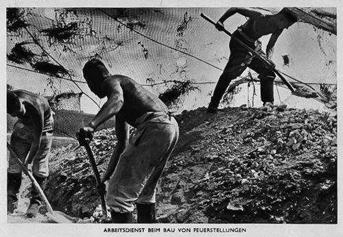 Historische Postkarte: Soldaten der Organisation Todt - Bau einer Feuerstellung - Atlantikwall - Zweiter Weltkrieg