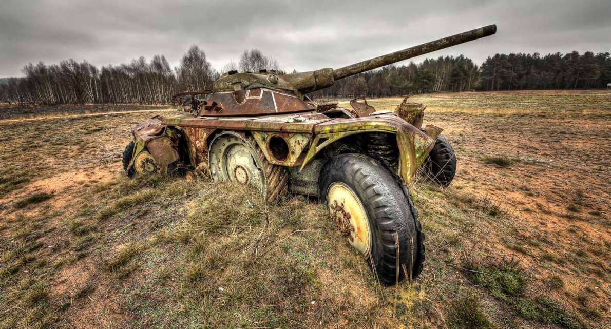 Französischer Panzer EBR75 - Hartziel auf dem Truppenübungsplatz von Bitche in Frankreich
