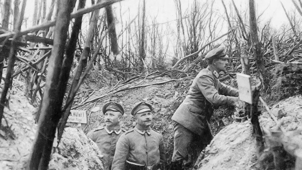 Erste Weltkrieg - Westfront 1916 - drei deutsche Offiziere inspizieren den Frontverlauf | Quelle: Historische Feldpostkarte aus Deutschland