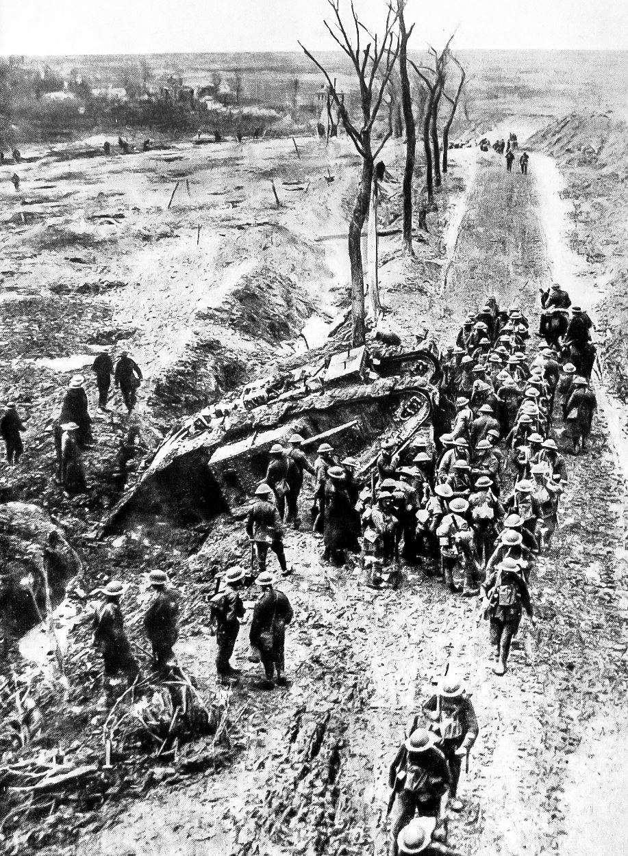 Erster Weltkrieg - Westfront - englische Soldaten versammeln sich während einer Kampfpause um einen englischen Tank | Quelle: Das Antlitz des Weltkrieges, Schlußband: Hier spricht der Feind - Kriegser