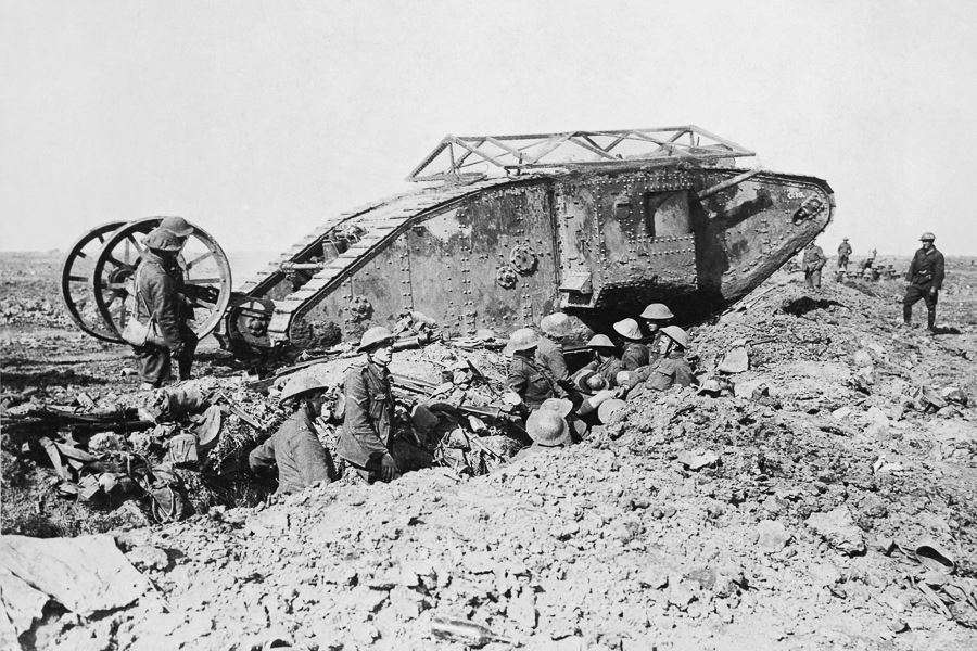 Englsicher Tank Mark I während einer Kampfpause - Erster Weltkrieg - 1916 | Quelle: Ernest Brooks creator QS:P170,Q5392825, British Mark I male tank Somme 25 September 1916, bearbeitet, CC0 1.0 Englsicher Tank Mark I während einer Kampfpause - Erster Weltkrieg - 1916 | Quelle: Ernest Brooks creator QS:P170,Q5392825, British Mark I male tank Somme 25 September 1916, bearbeitet, CC0 1.0