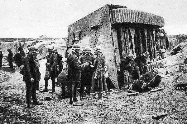 Erster Weltkrieg - ein umgekipperter deutscher Panzer A7V nach der Schlacht von Combrai - 1917 - Westfront | Quelle: Historische Postkarte aus Frankreich