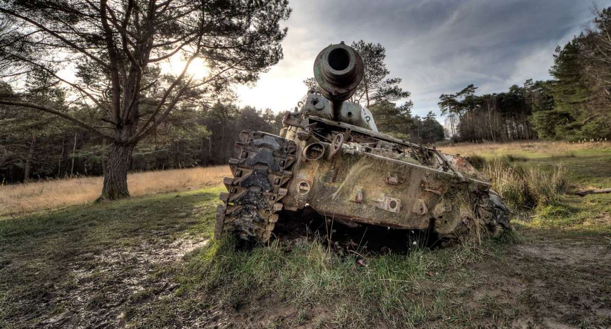 Panzer - mobile Festungen der modernen Kriegsführung - verlassener Panzer auf einem Truppenübungsplatz bei Aachen